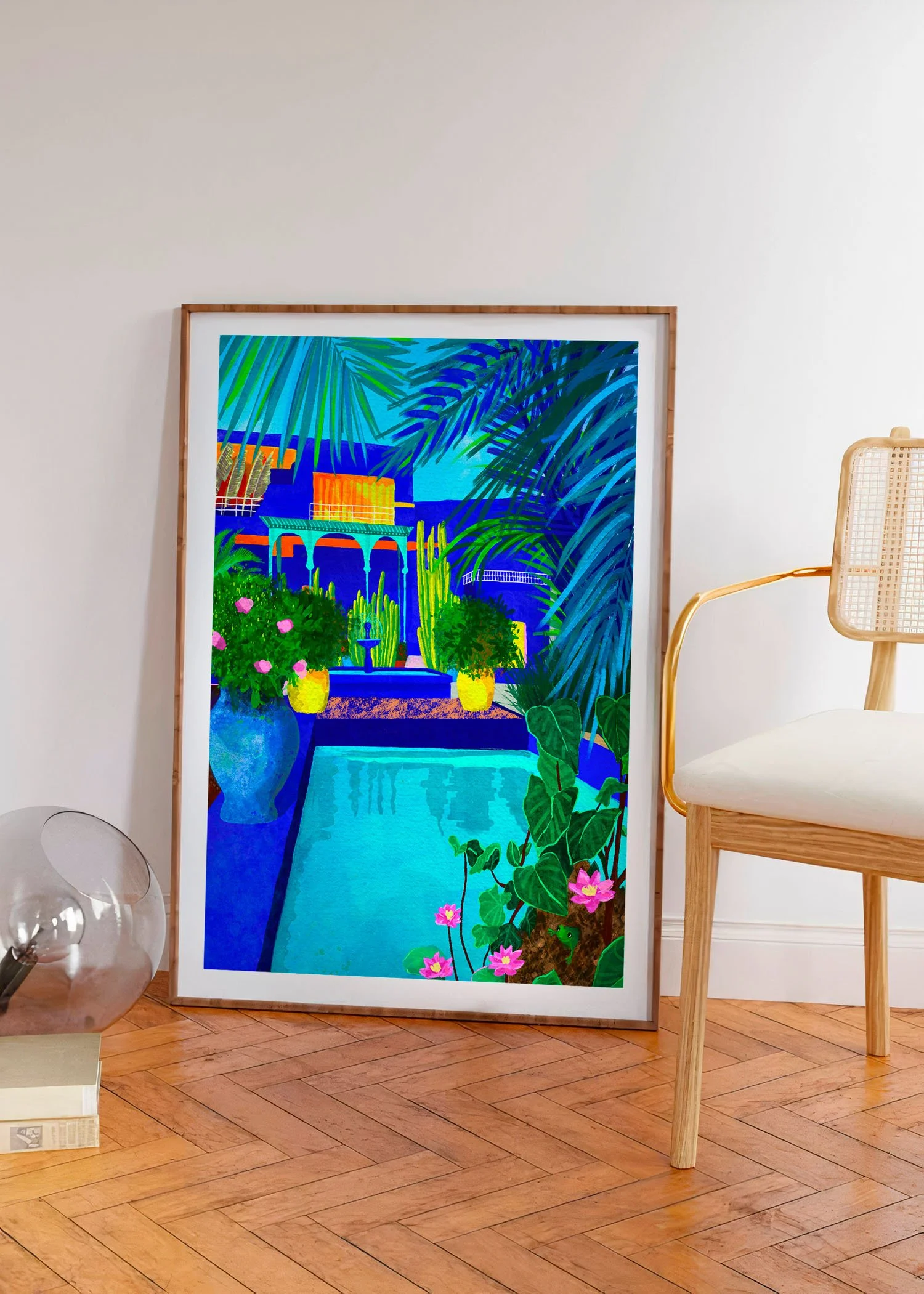 Tirage Blue Majorelle encadré en bois clair posé au sol avec chaise design en cannage