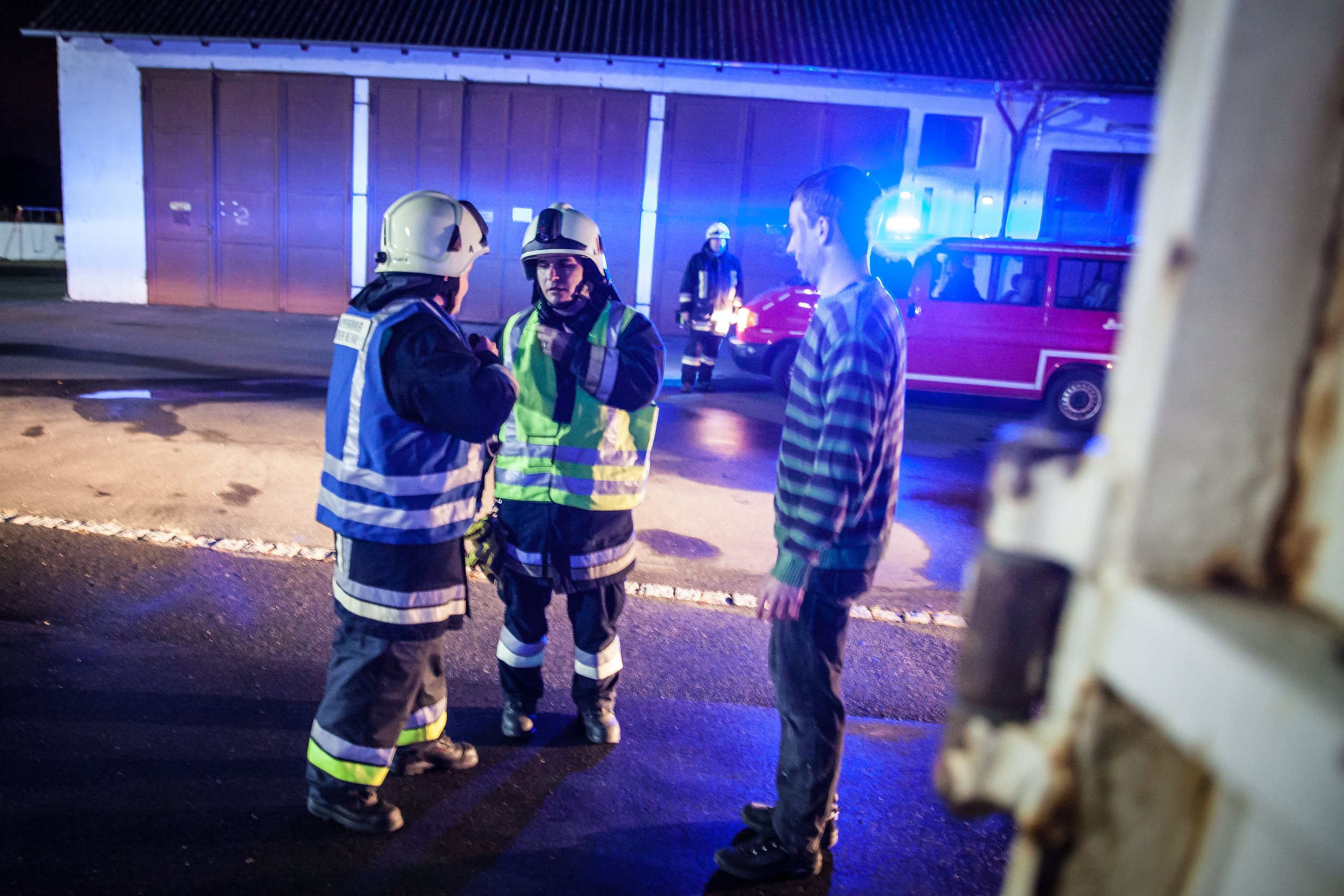  Gruppenführer und Einsatzleiter befragen eine verletzte Person um eine erste Lage zu haben... 