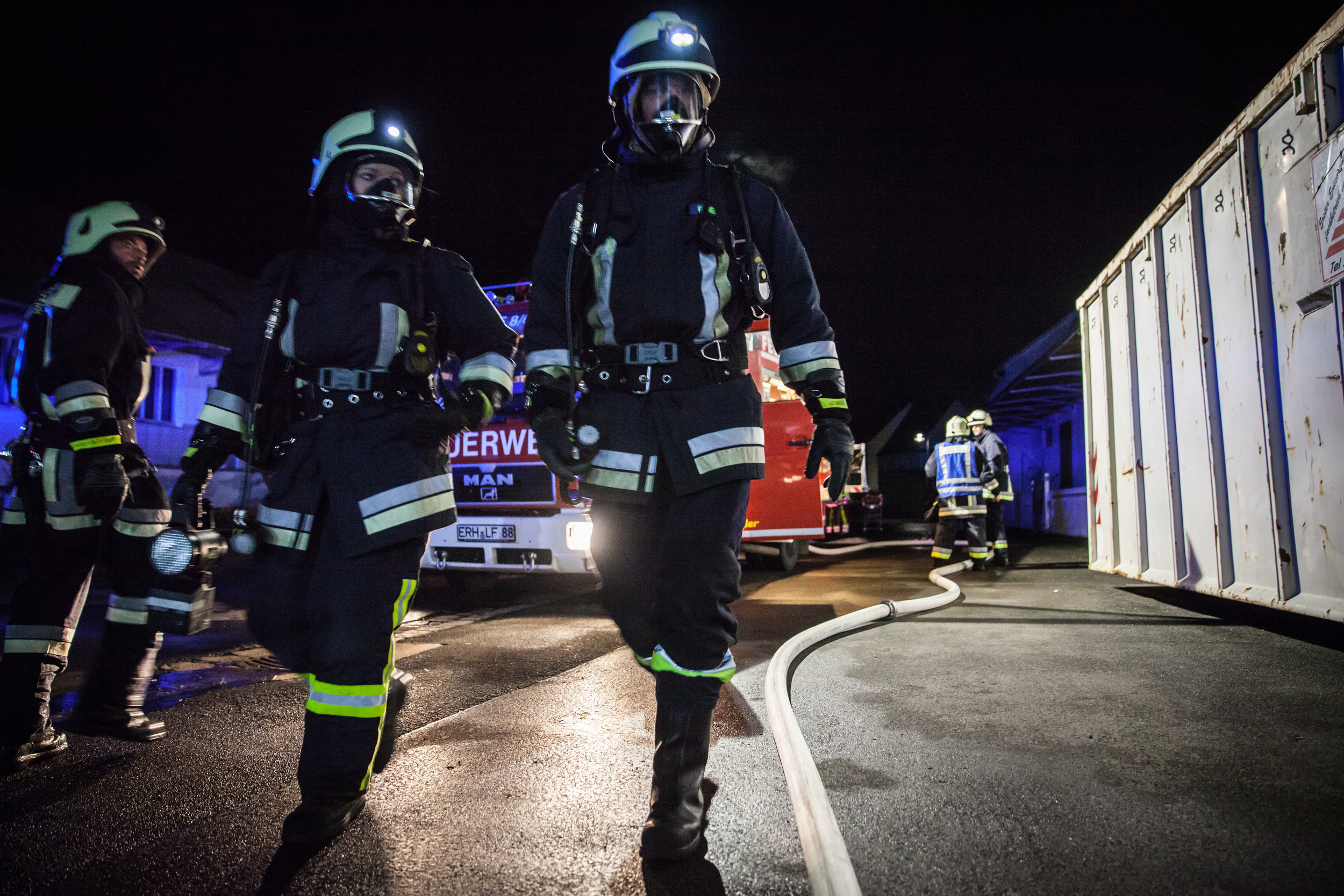  Rettungstrupp platziert sich an der Rauchgrenze... 