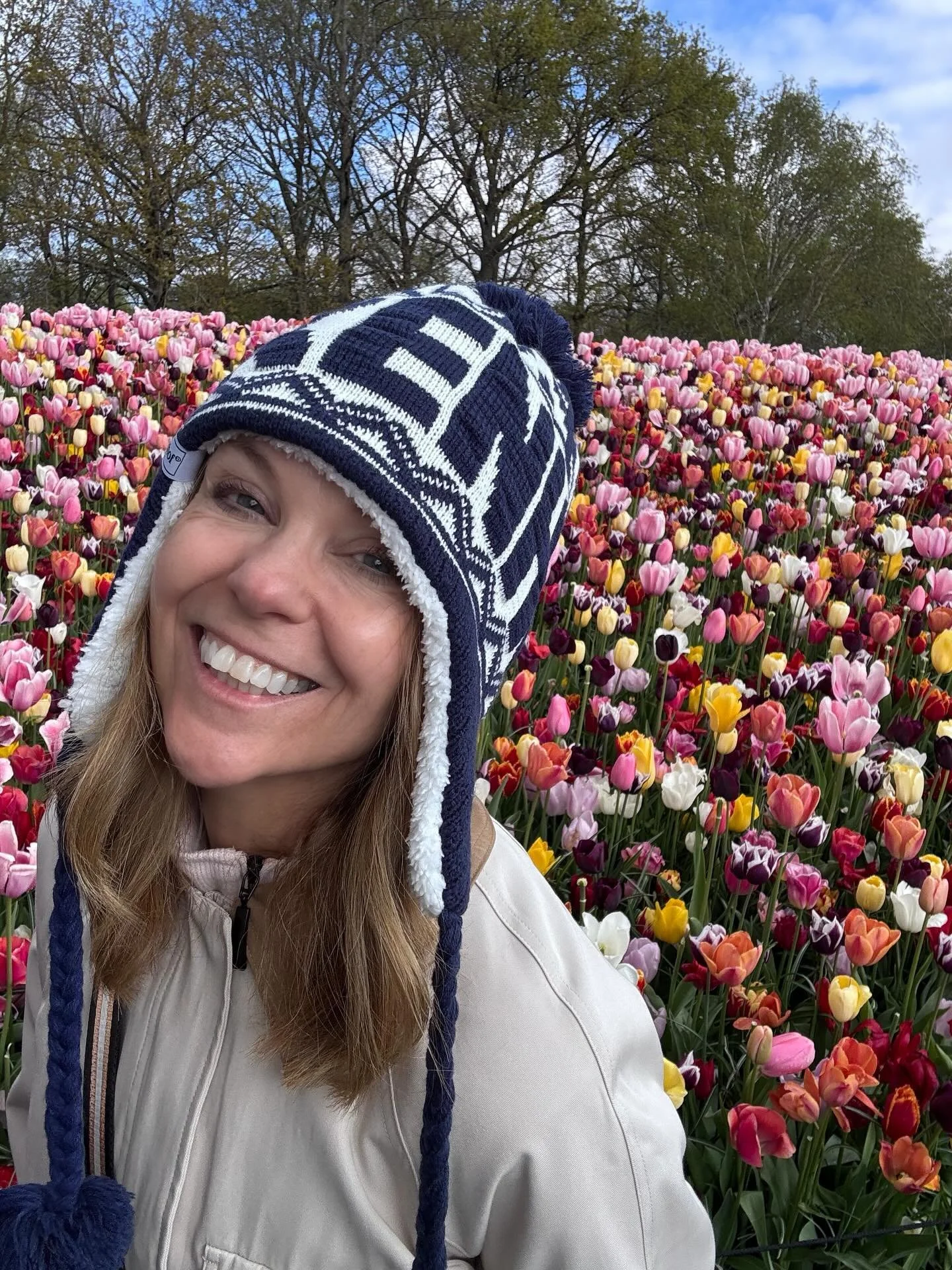 Weather briefly took  a turn for the worse  but I&rsquo;m inordinately fond of my hastily purchased Keukenhof souvenir shop fluffy hat! If you need a blast of colour in your Monday morning keep swiping! I can&rsquo;t get enough of it! #tulips #amster