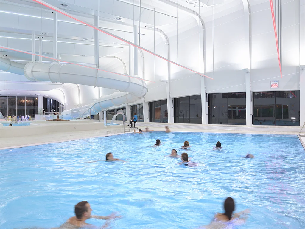 Het splinternieuwe zwembad 'Hofbad' ligt om de hoek