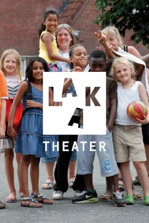 Het Laaktheater ligt aan de overkant van de straat