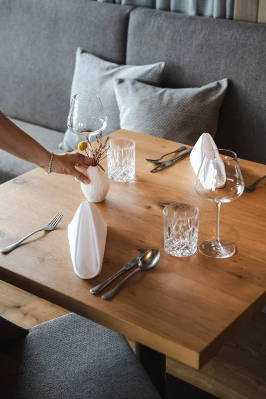 ZeitRAUM Wilder Eder – gedeckter Restauranttisch
