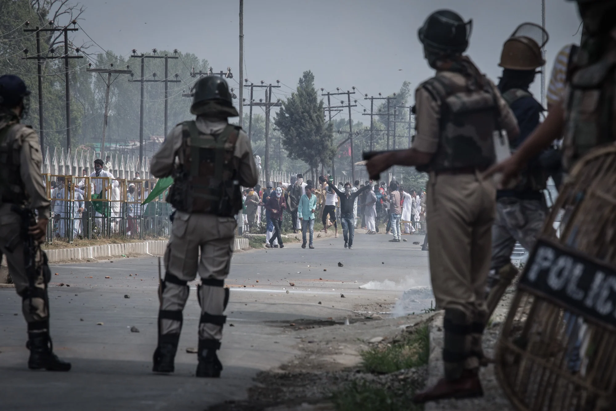 EmWe_20160706_7867_Srinagar_Prayers_and_stones.jpg