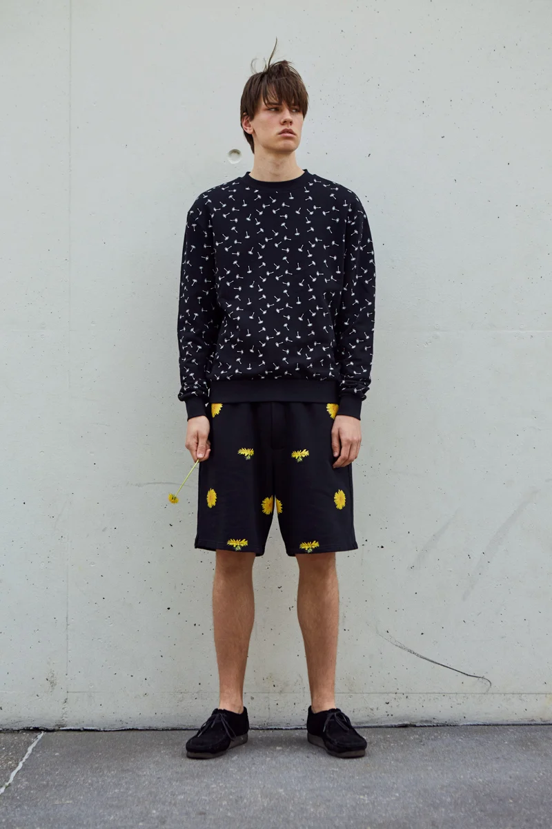 Ashley Marc Hovelle Soffioni wishes Sweathshirt and Löwenzahn shorts Black Yellow 0575 final.jpg