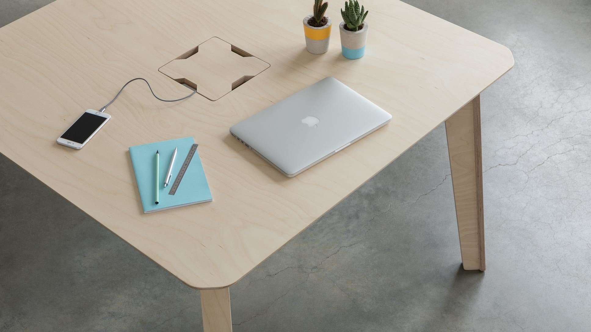 opendesk_furniture_hot-desk_product-page_gallery-image-Scene1-6165RT-4holes.default.jpg
