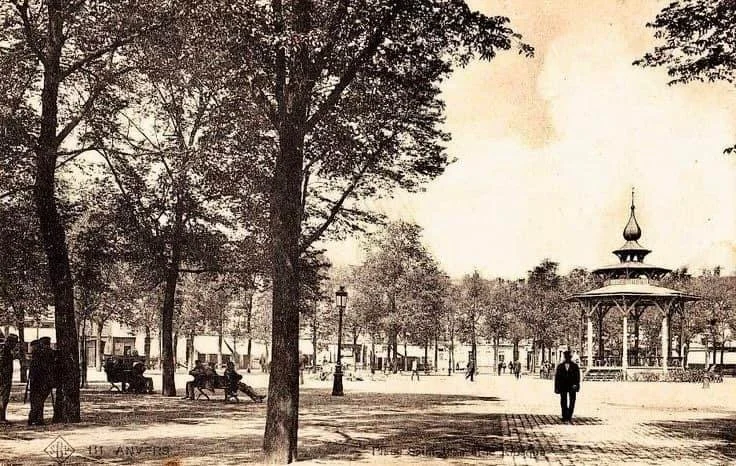 Het ontwerp grijpt terug naar een historische kwaliteit van het plein: een groene rand met volwassen bomen en koele verblijfsplekken.