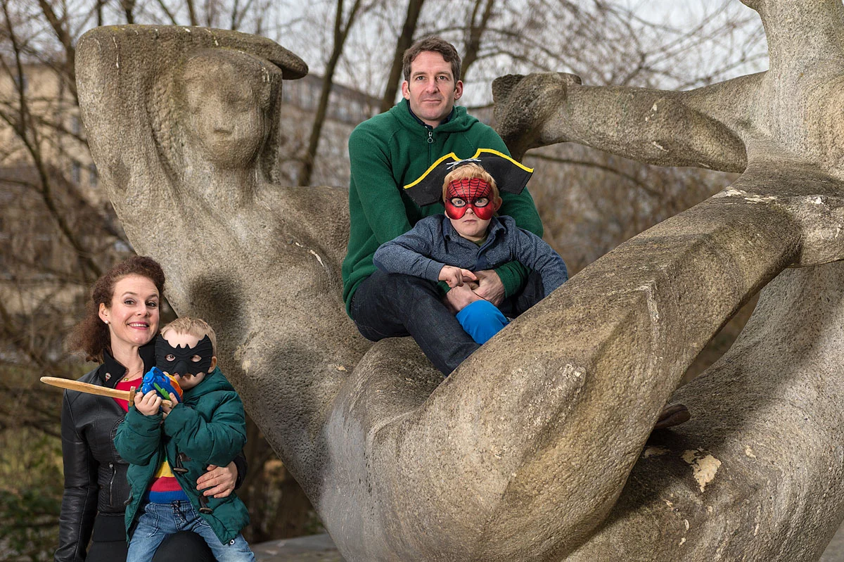 Als fotounerfahrene Familie mit Kindern, die grundsätzlich keine 30 Sekunden still sitzen und schon gar nicht in Kameraobjektive schauen,war es eine grosse Herausforderung, Familienfotos zu machen. Simon Villiger war für uns ein absoluter Glückstreffer: Sein Humor und seine sympathische Art haben uns sofort überzeugt. Ein absolut professioneller und zuverlässiger Fotograf, der sich bemüht, eine ganz individuelle Lösung für das "Problem" Familinfoto zu finden. Die Fotos sind wunderbar geworden, Simon hat es geschafft, Fotos zu machen, die zu uns passen. Vielen Dank, wir freuen uns schon aufs nächste Foto! Clara, Simon, Niklaus, Laurenz