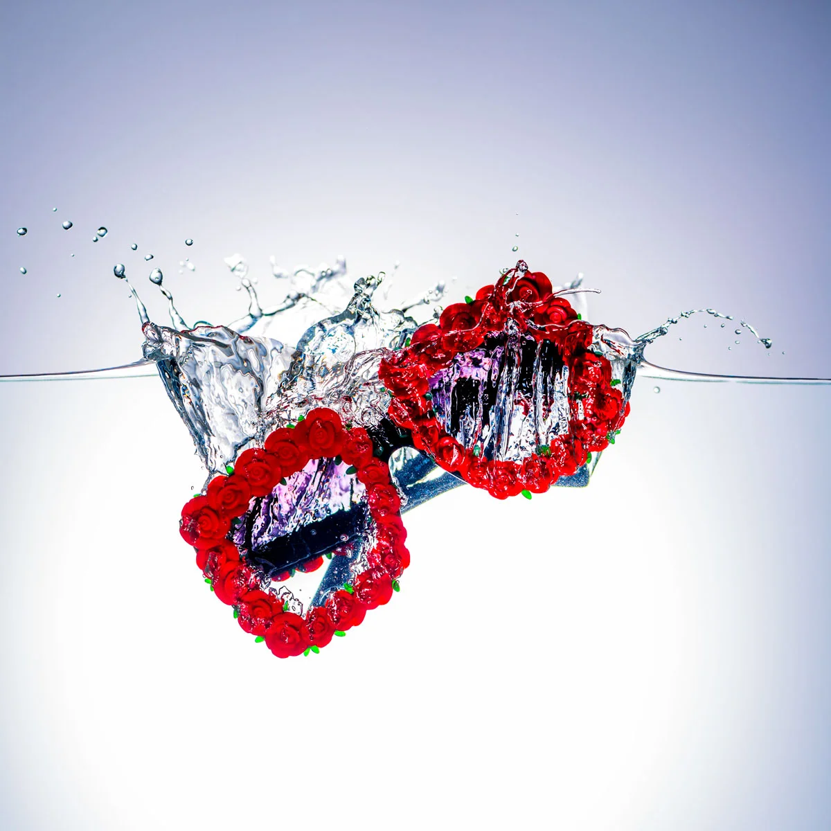 Auf Initiative von Simon haben wir 40 seiner Bilder vergrössern lassen und in unserem Schaufenster ausgestellt. Seine Idee von Brillen im «Spritzwasser» ist brillant, professionell und mit viel Sinn für’s Detail umgesetzt. Aus Zusammenarbeiten wie jene mit Simon entsteht für unser Geschäft eine Plattform um auf uns aufmerksam zu machen und uns von Anderen abzuheben. Pfistergassoptik