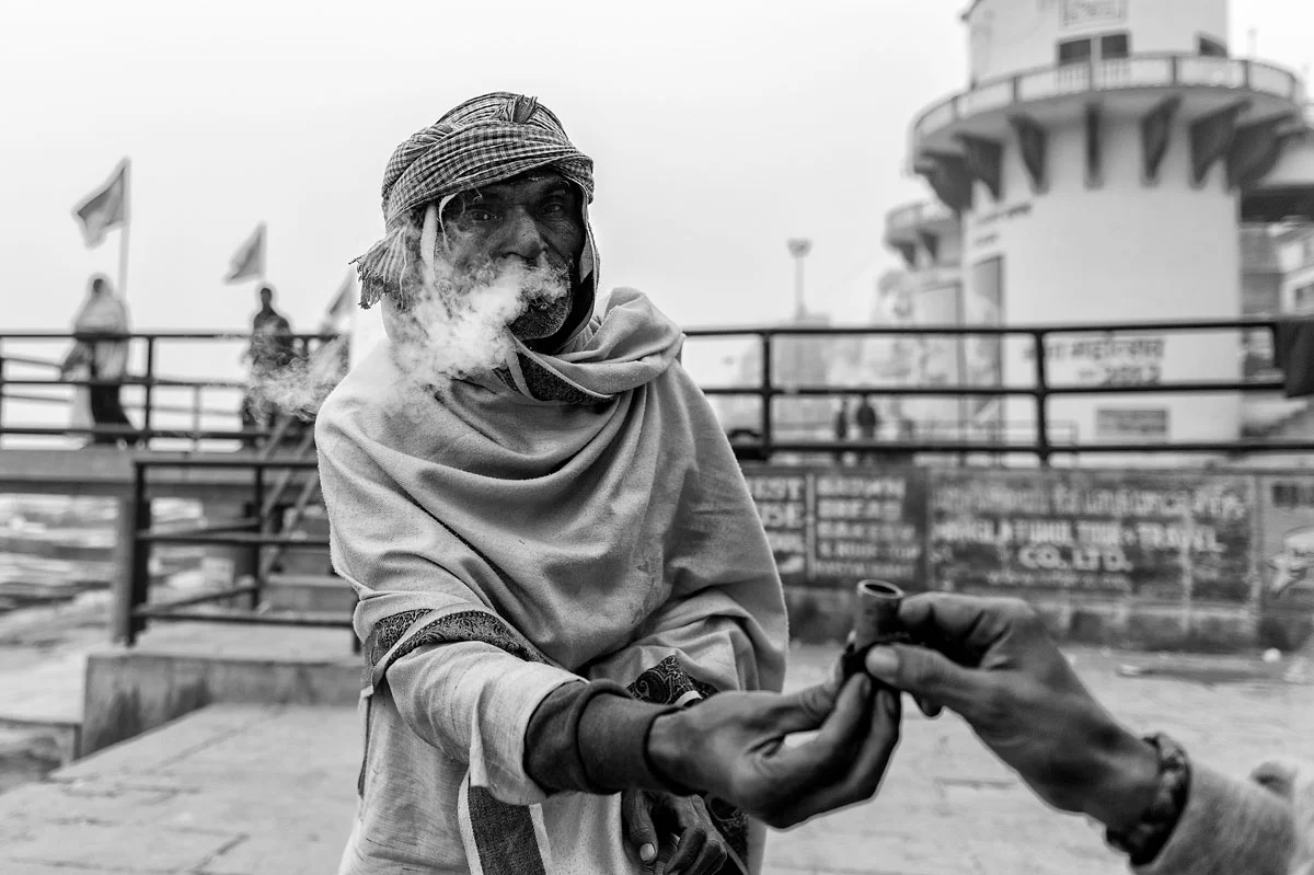 Once again through my picture archive, Varanasi in January 2013 moments that I have forgotten, relaxed early in the morning on the banks of the Ganges, discuss life with a baba a holy man who smokes with pedestrians Marijuana. It is cold but a good time to meet people and drink tea. A wonderful moment to explore Varanasi, the holy city.