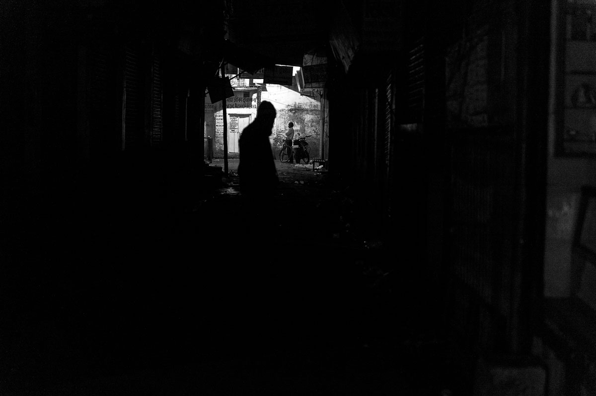 I stumble through my photo archive, Varanasi in January 2013 moments I have forgotten. On the way home in dark alleyways. I confess. Again lost the way, again no idea where I am. Takes again an hour until I find my hotel. That's the way it is.