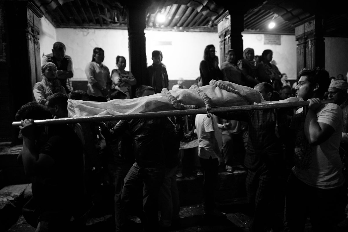 Antyeṣṭi, "last sacrifice" Pashupatinat, on the banks of the Bagmati River. Relatives carrie a dead body to cremation after the ritual washing in the Bagmati River.