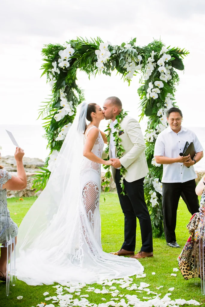 White and Gold Oahu Wedding | Kayla Maree Photography | Michelle Garibay Events
