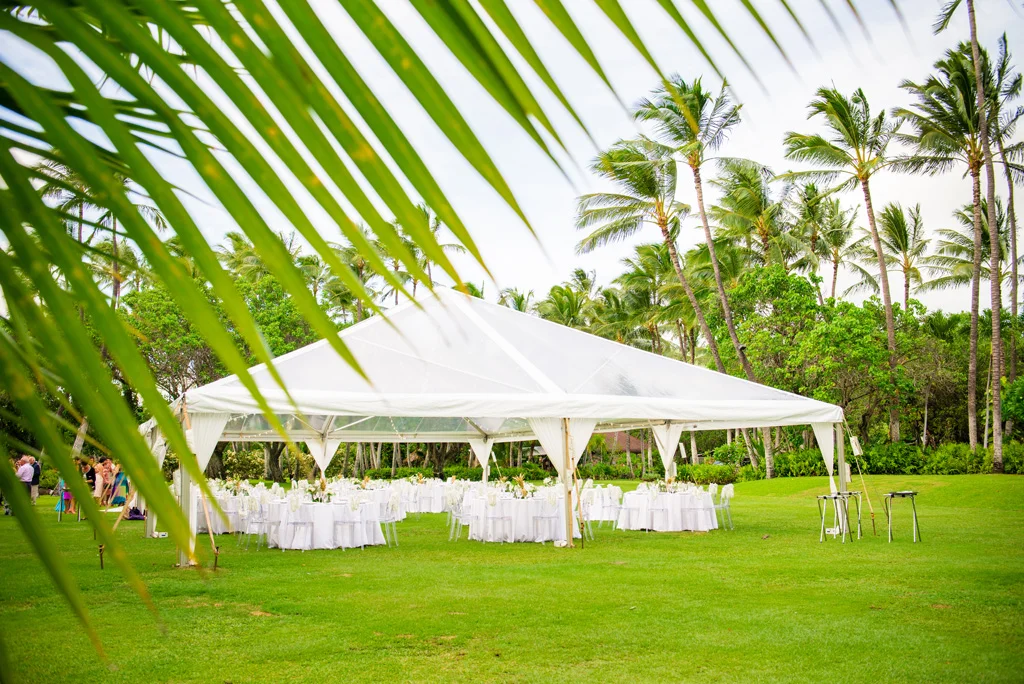 White and Gold Oahu Wedding | Kayla Maree Photography | Michelle Garibay Events