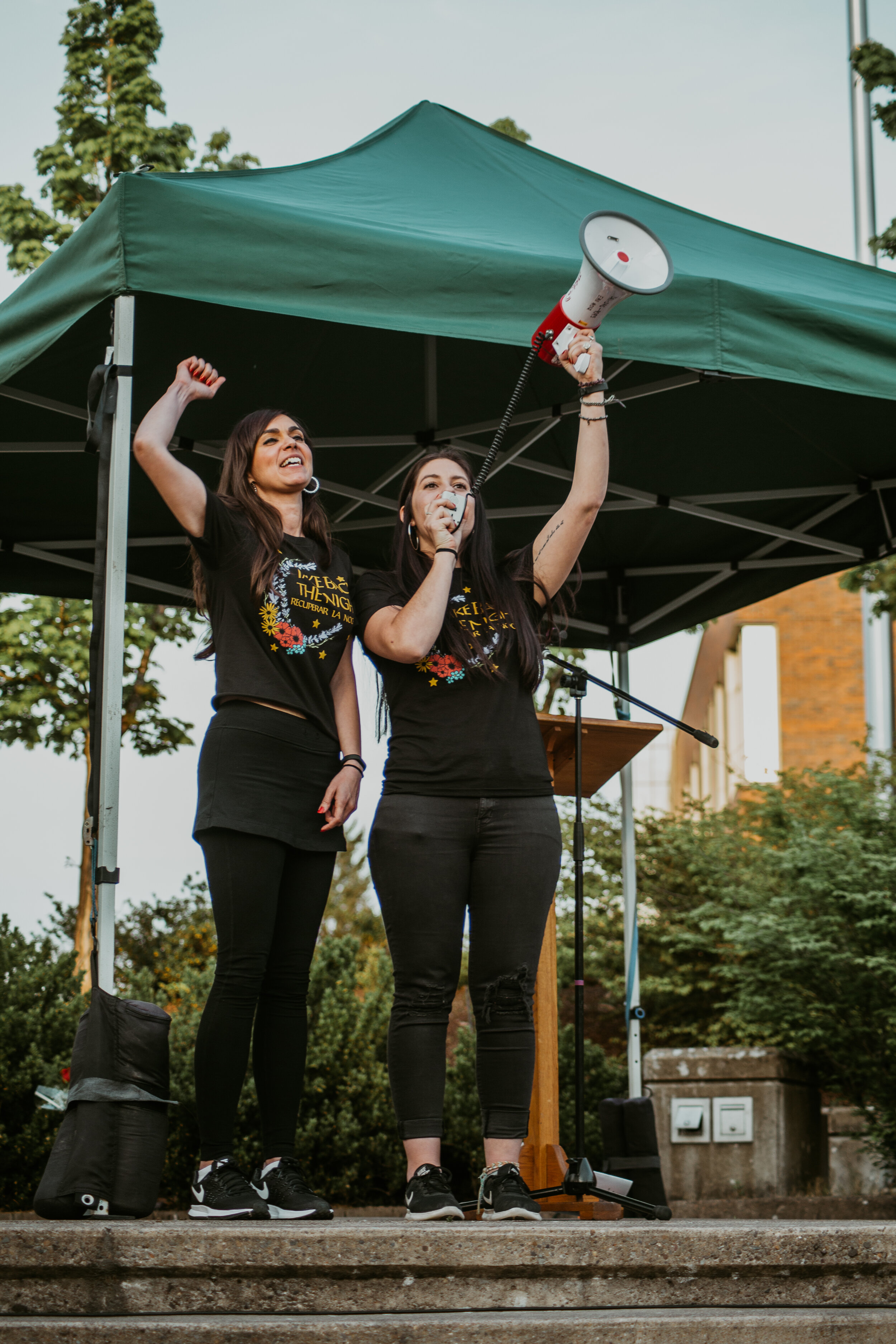  Fatima Roohi Pervaiz (left) and Olivia Rodriguez (right) lead a crowd of hundreds in a chant at the University of Oregon’s Take Back the Night event in Eugene, Ore. on April 25, 2019. (Jessica Smith/Flux) 
