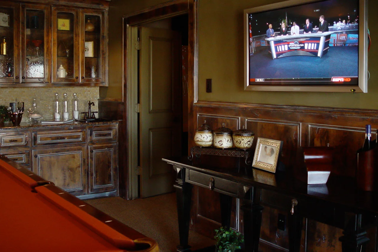 The flat-screen TV in this game room won't let sports lovers miss a play!