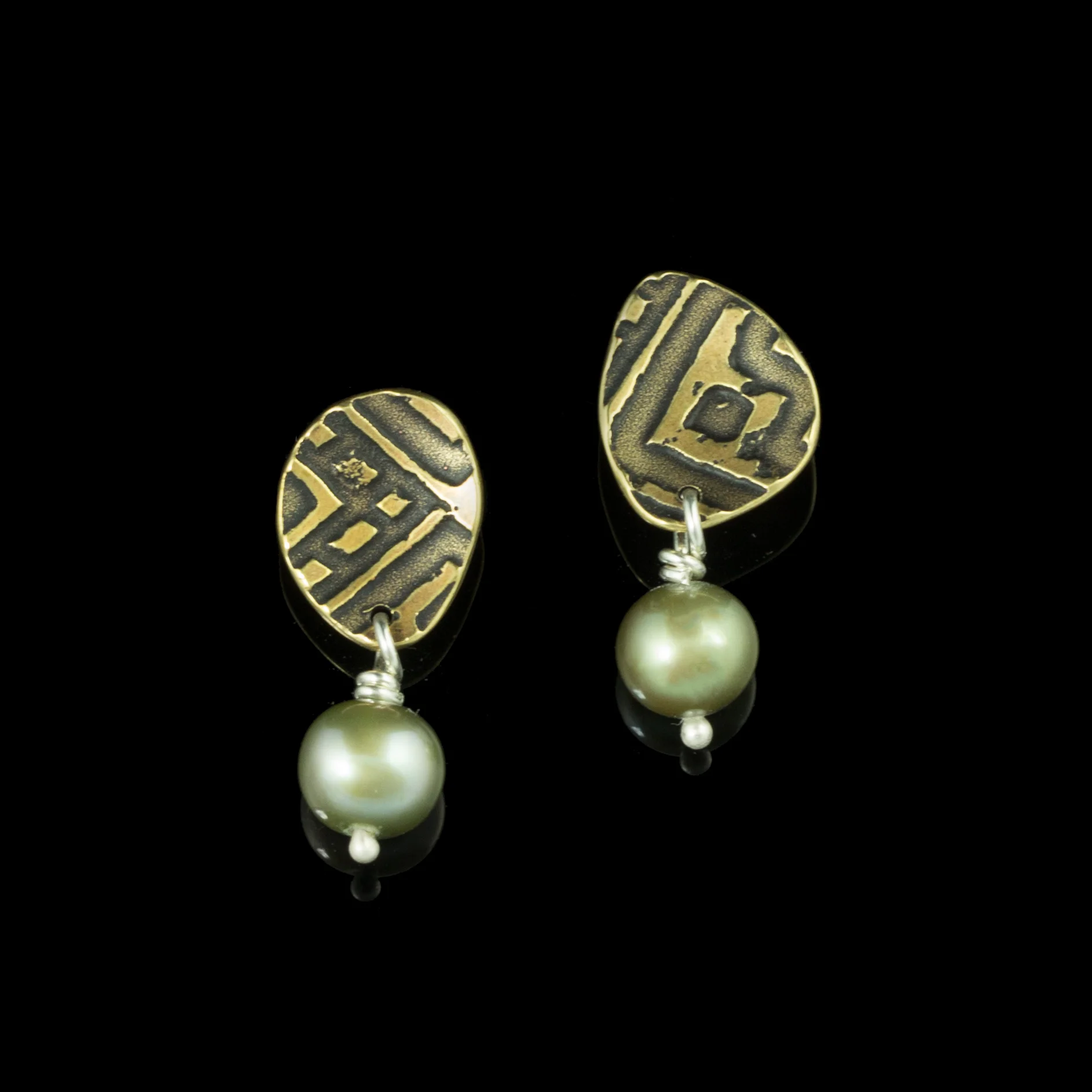 E063BL Brass Lion Pebble Post with Pearls