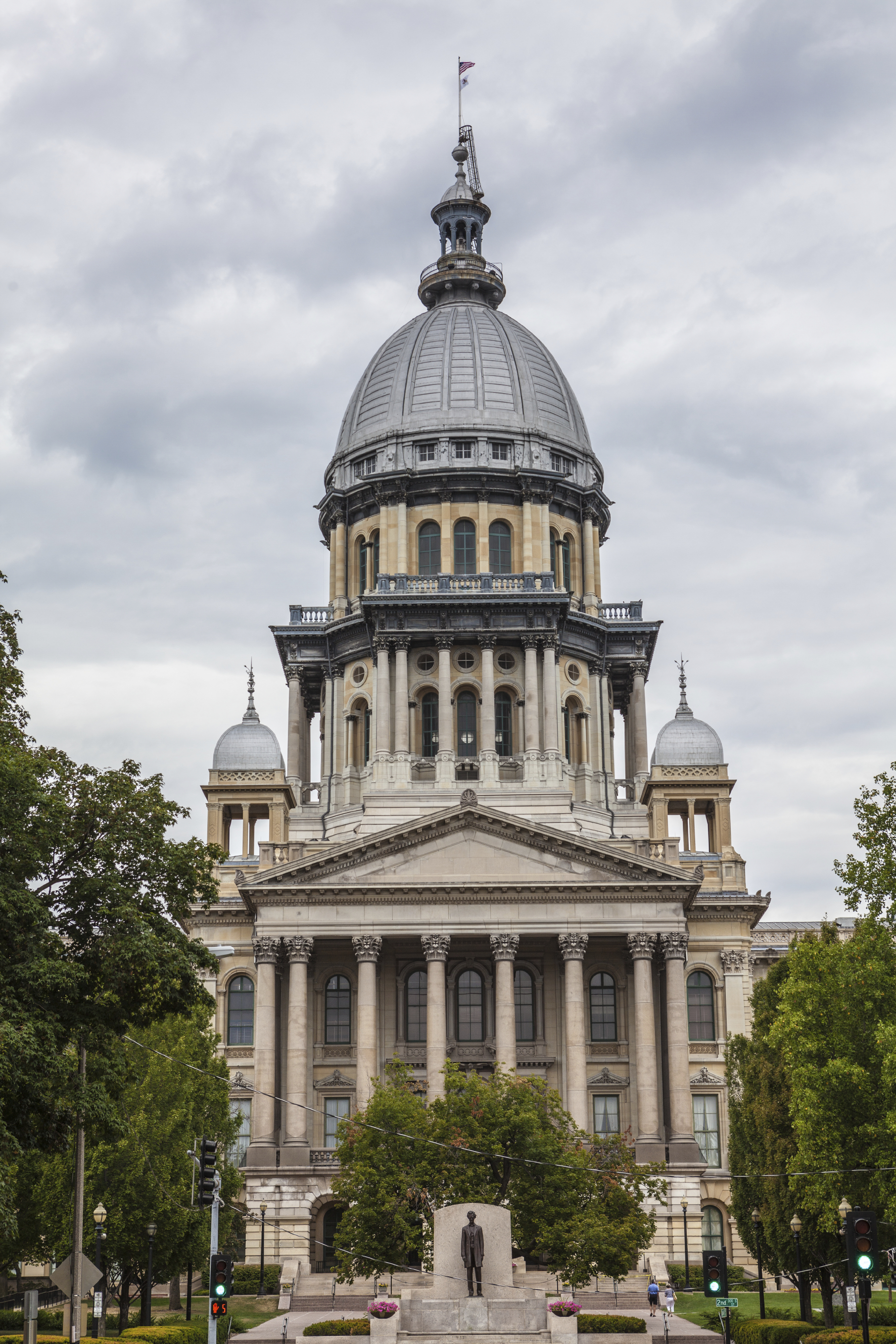 http://www.istockphoto.com/photo/illinois-state-house-and-capitol-building-21414378