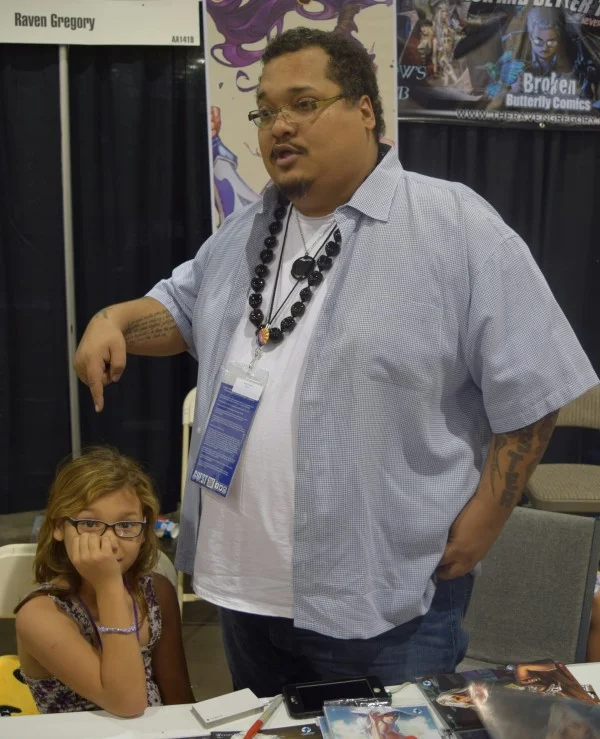 Raven Gregory and his daughter at Phoenix Comic Con 2016 (1).