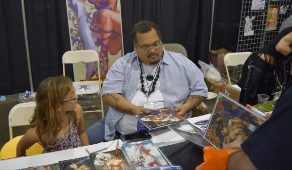 Raven Gregory and his daughter at Phoenix Comic Con 2016 (1).