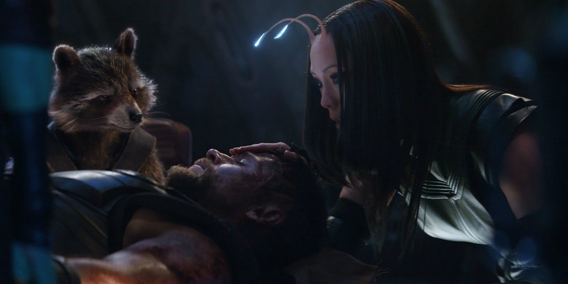 Rocket Racoon and Mantis watch over Thor .