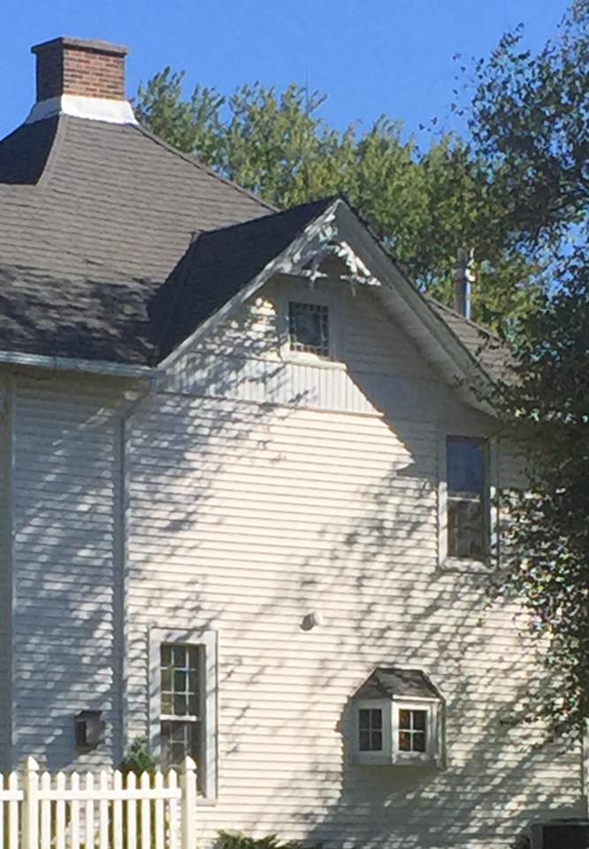 Love Iowa farm houses. 