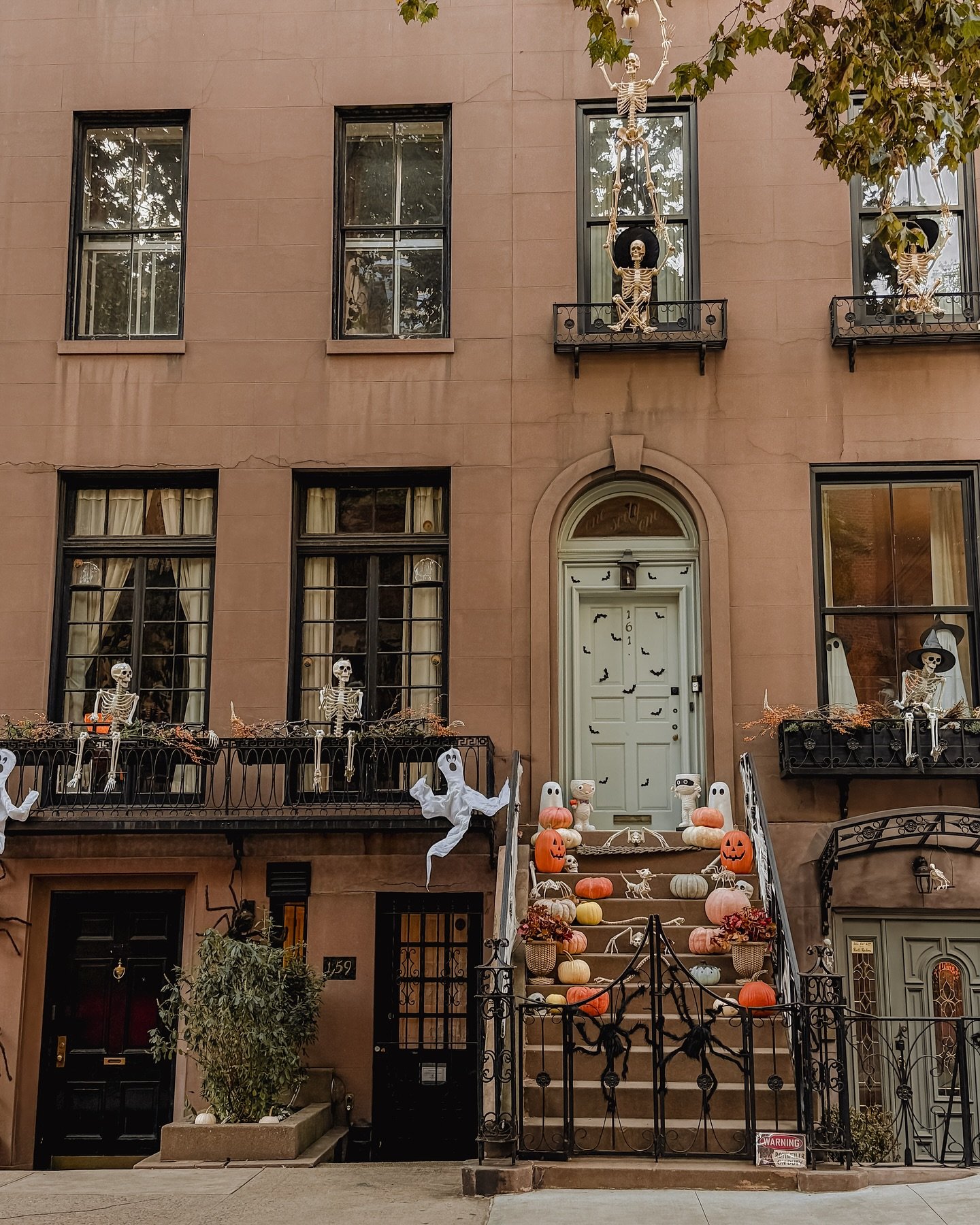 Halloween on the Upper East Side 🎃🍁🍂🧡 
@nicolehamilton &amp; I spent the day finding all these decorated houses and I&rsquo;m so glad we did because HOW CUTE 🫶🏻 #ues #halloween #nychalloween