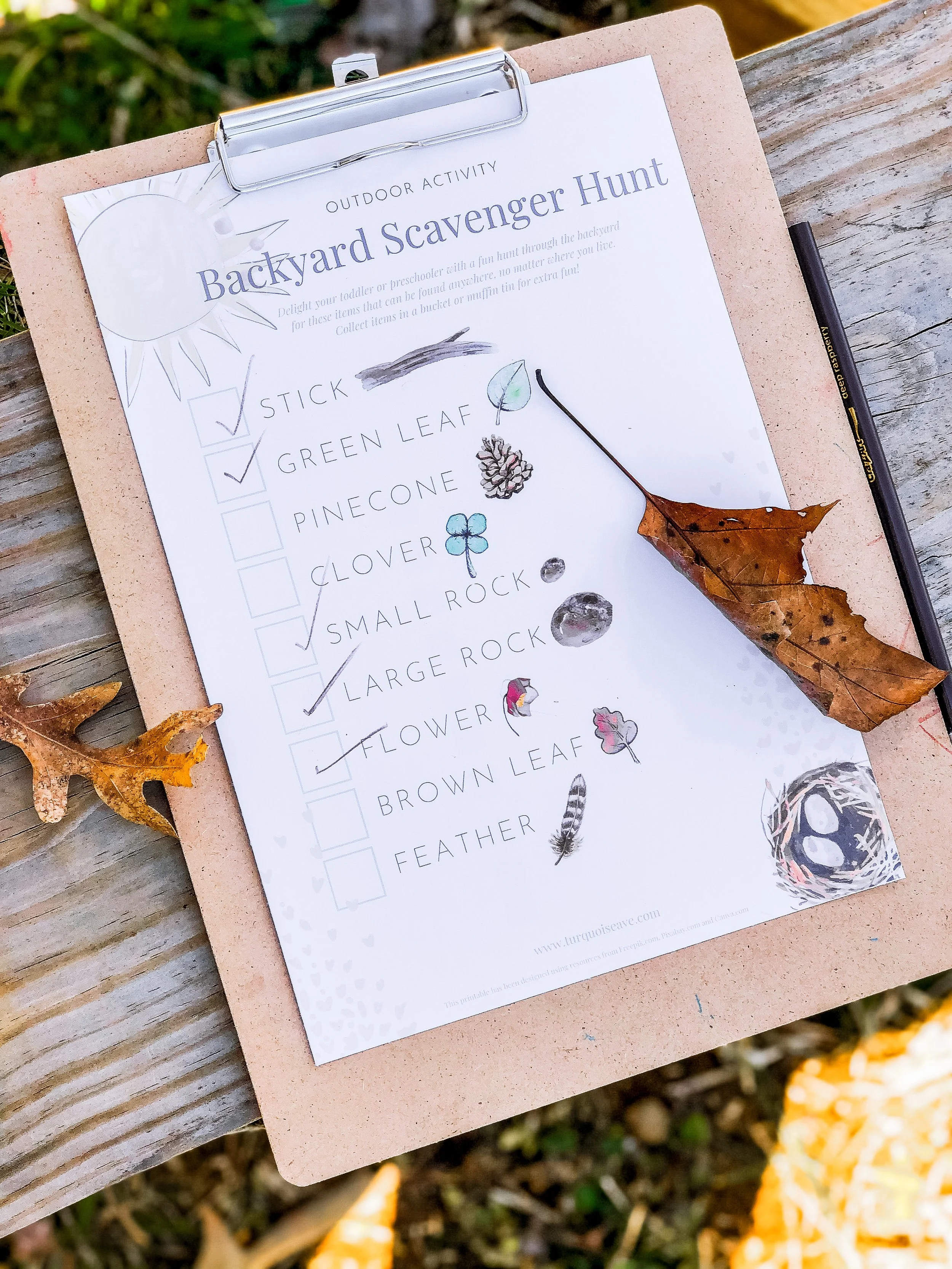 Free Backyard Scavenger Hunt Printable for Kids! A fun game for children to hunt and find objects outside their own homes.