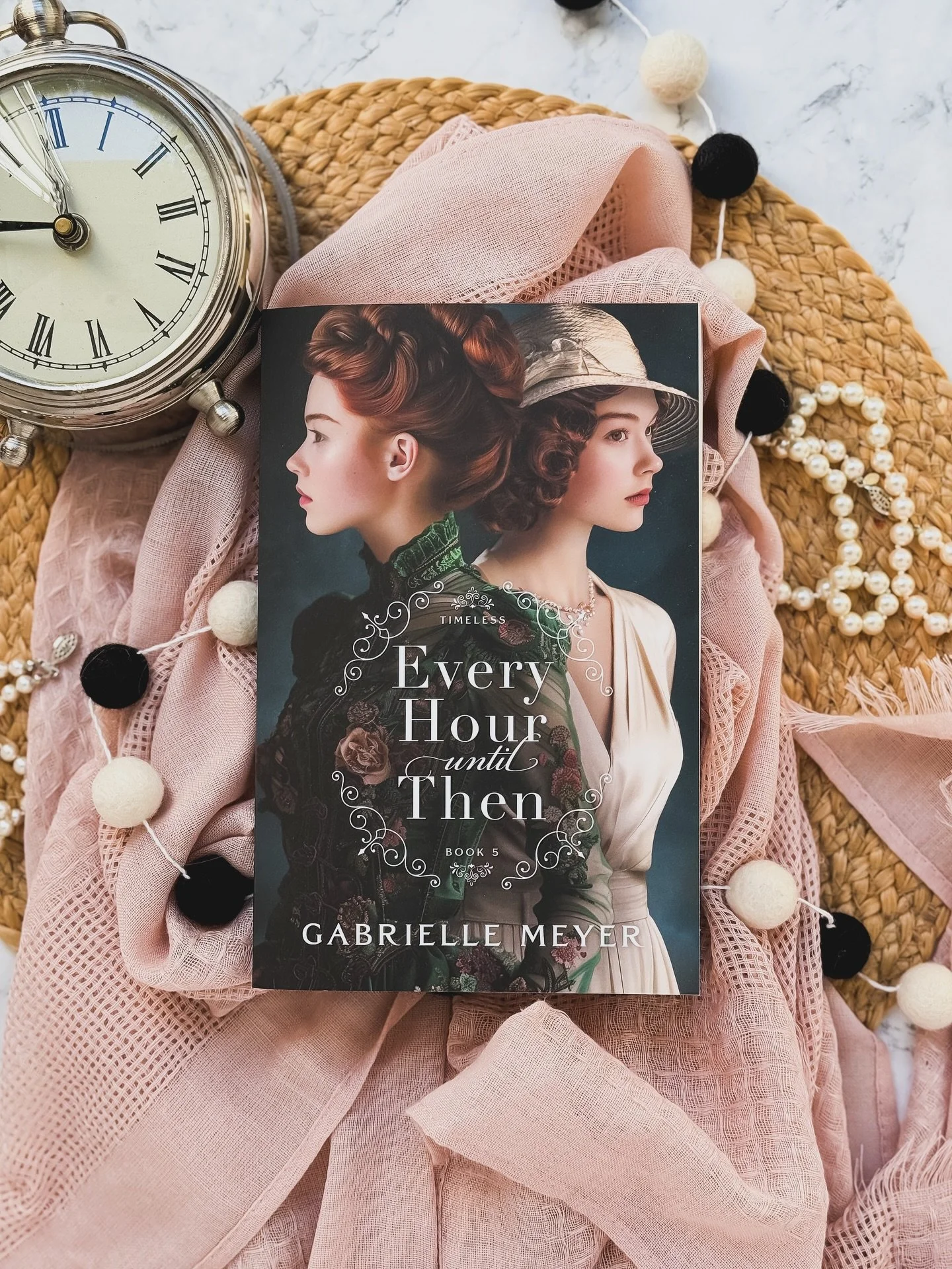 Time Travel 👜&middot; Intrigue 🧐&middot; Romance 💛

⭐️⭐️⭐️⭐️⭐️ 5 Stars! 

@gabrielle_meyer swept me away with this unputdownable story set in two pivotal eras of London&rsquo;s history. With the intrigue and mystery of Jack the Ripper&rsquo;s head