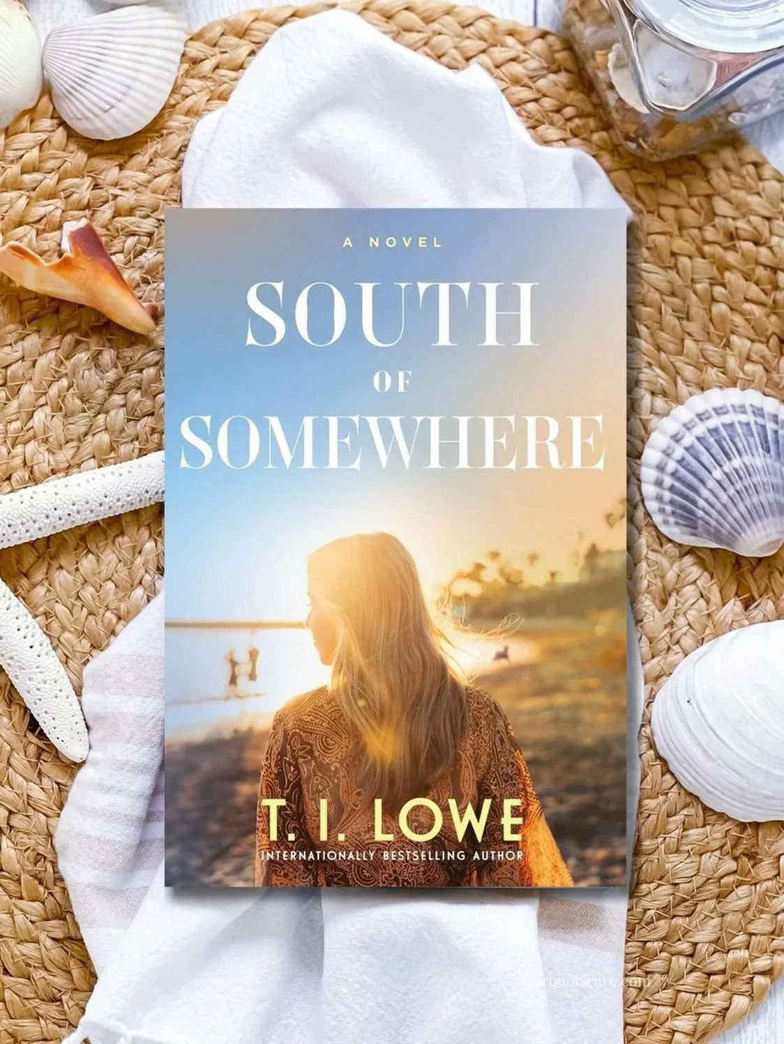 Romance 🩷&middot; Second Chances 💫 &middot; Women&rsquo;s Fiction 🐚

𝐋𝐨𝐨𝐤𝐢𝐧𝐠 𝐟𝐨𝐫 𝐭𝐡𝐞 𝐩𝐞𝐫𝐟𝐞𝐜𝐭 𝐬𝐮𝐦𝐦𝐞𝐫, 𝐛𝐞𝐚𝐜𝐡 𝐫𝐞𝐚𝐝? 𝐒𝐨𝐮𝐭𝐡 𝐨𝐟 𝐒𝐨𝐦𝐞𝐰𝐡𝐞𝐫𝐞 𝐢𝐬 𝐚 𝐛𝐫𝐚𝐧𝐝 𝐧𝐞𝐰 𝐫𝐞𝐥𝐞𝐚𝐬𝐞 𝐟𝐫𝐨𝐦 𝐭𝐡𝐞 𝐦𝐚𝐬?