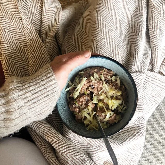 Protein porridge construction 〰️ mmmmmmmmmmmm 🍂
.
.
.
.
My porridge:
* Organic oats, buckwheat or quinoa flakes with ground linseed or chia * choose your milk e.g. almond or coconut * Dominant flavours e.g. apple &amp; cinnamon, blueberries, berries