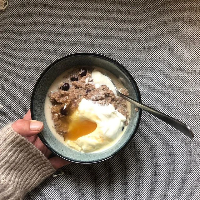 Cosy 〰️ oats, coconut yoghurt and homegrown honey for my little honey 👶 .
.
.
.
.
#healingfood