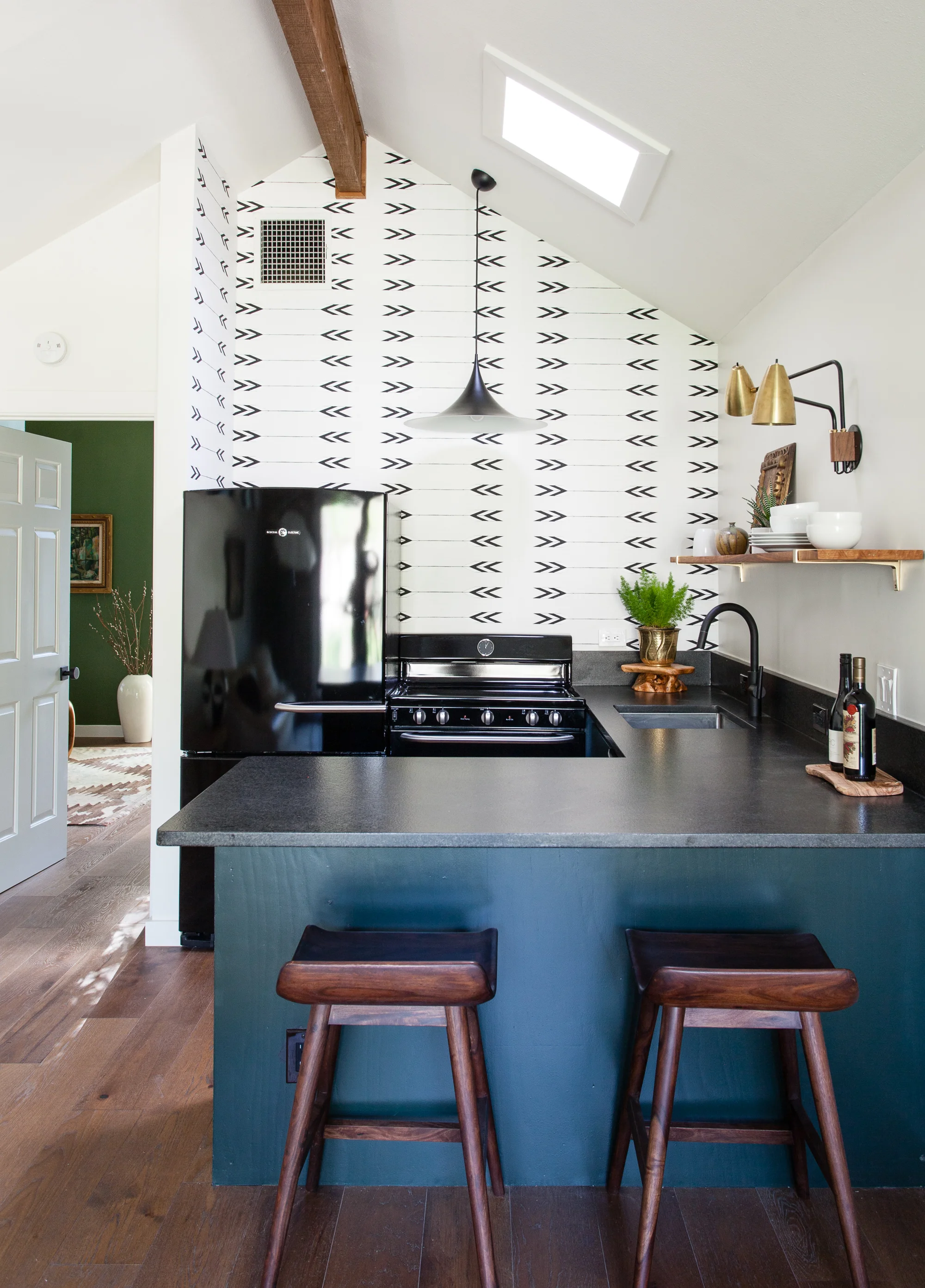ERIN WILLIAMSON | OKENA BLACK WHITE SMALL KITCHEN BLACK GE APPLIANCES