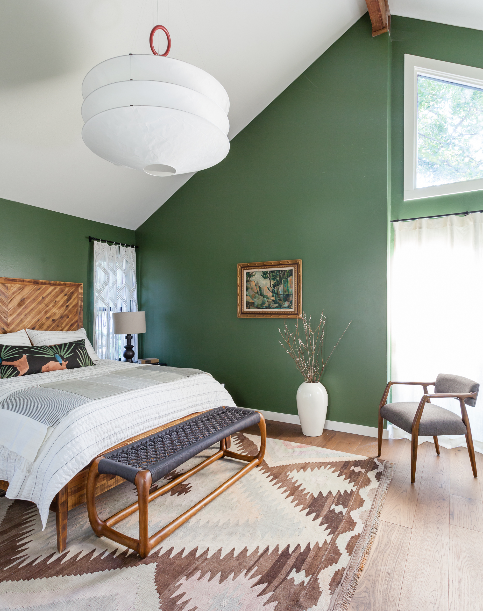 Покраска потолка доме. Комната с зелеными стенами. Зеленый цвет стен. Зеленый цвет в интерьере. Покрашенные стены в интерьере.