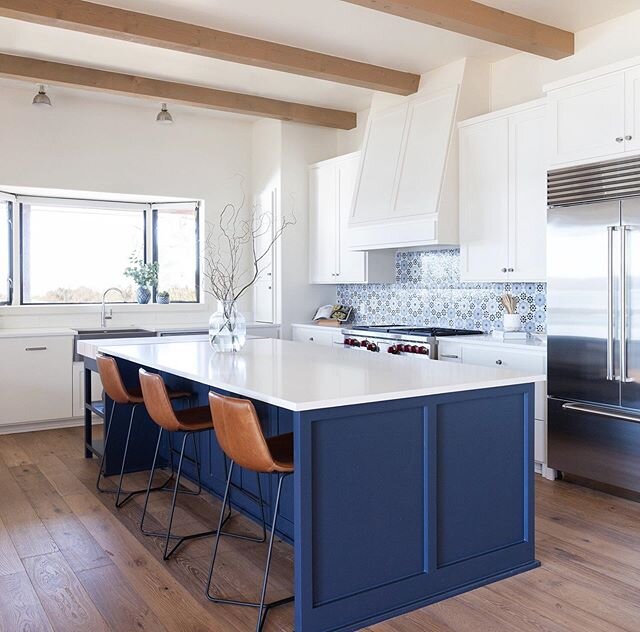 Chic and cheery kitchen at the #wildernesslakehouse project. Our clients wanted a family friendly, fuss free space where everyone is welcome to gather round and relax. No one wants to cry over spilt milk (or red wine) when they are vacationing, so we