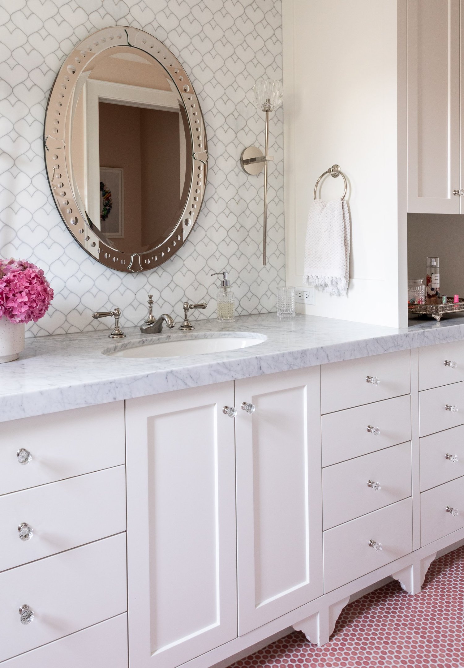 22 White Bathroom Ideas to Keep the Room Lively