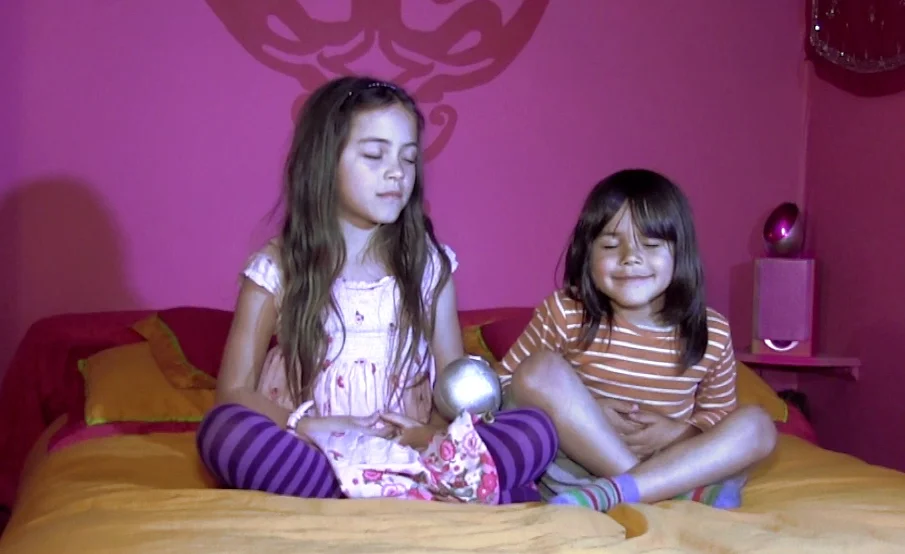 At home Zaiya teaches Ryuho how to use his Peace Button.