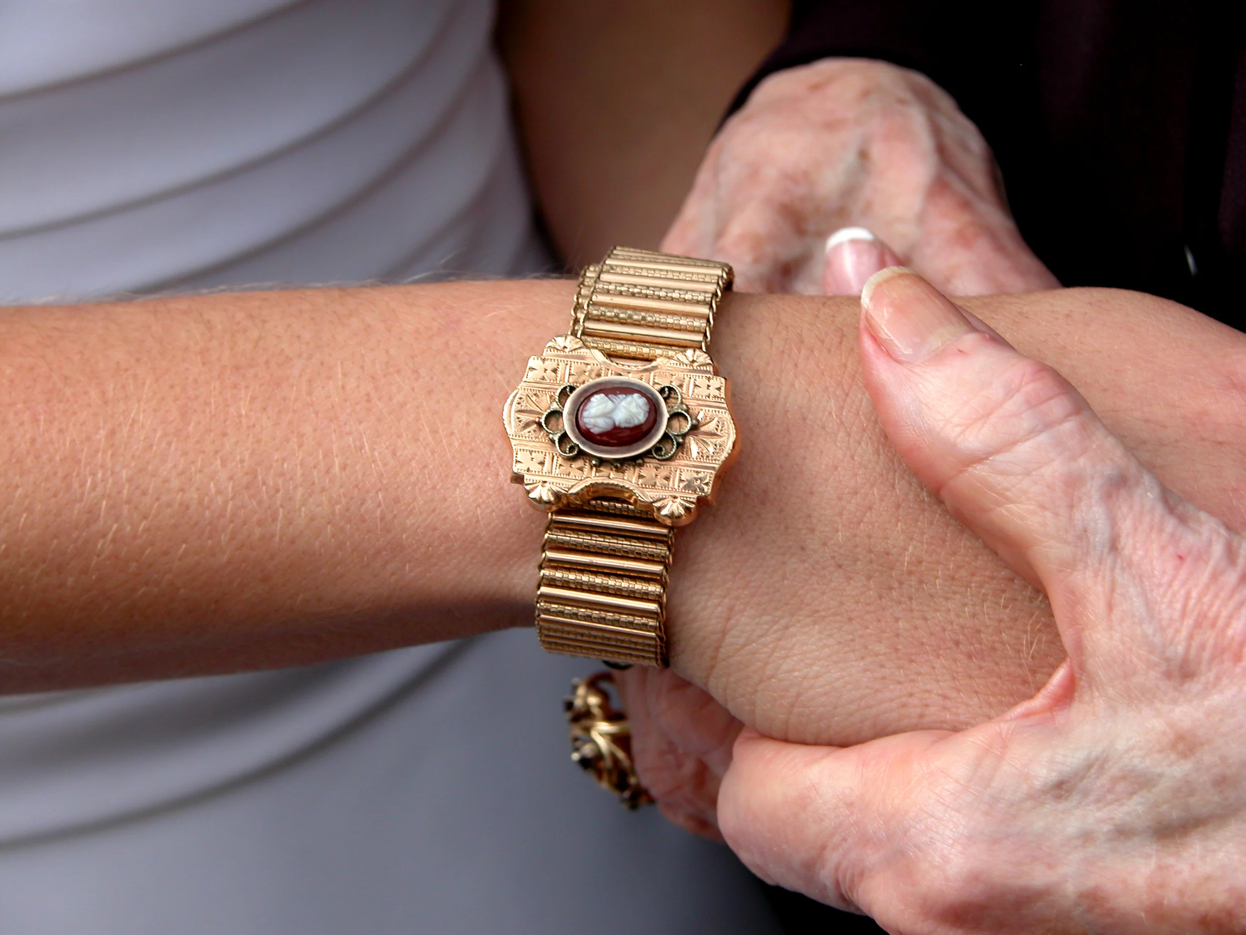 de(tales): my grandmother's hands