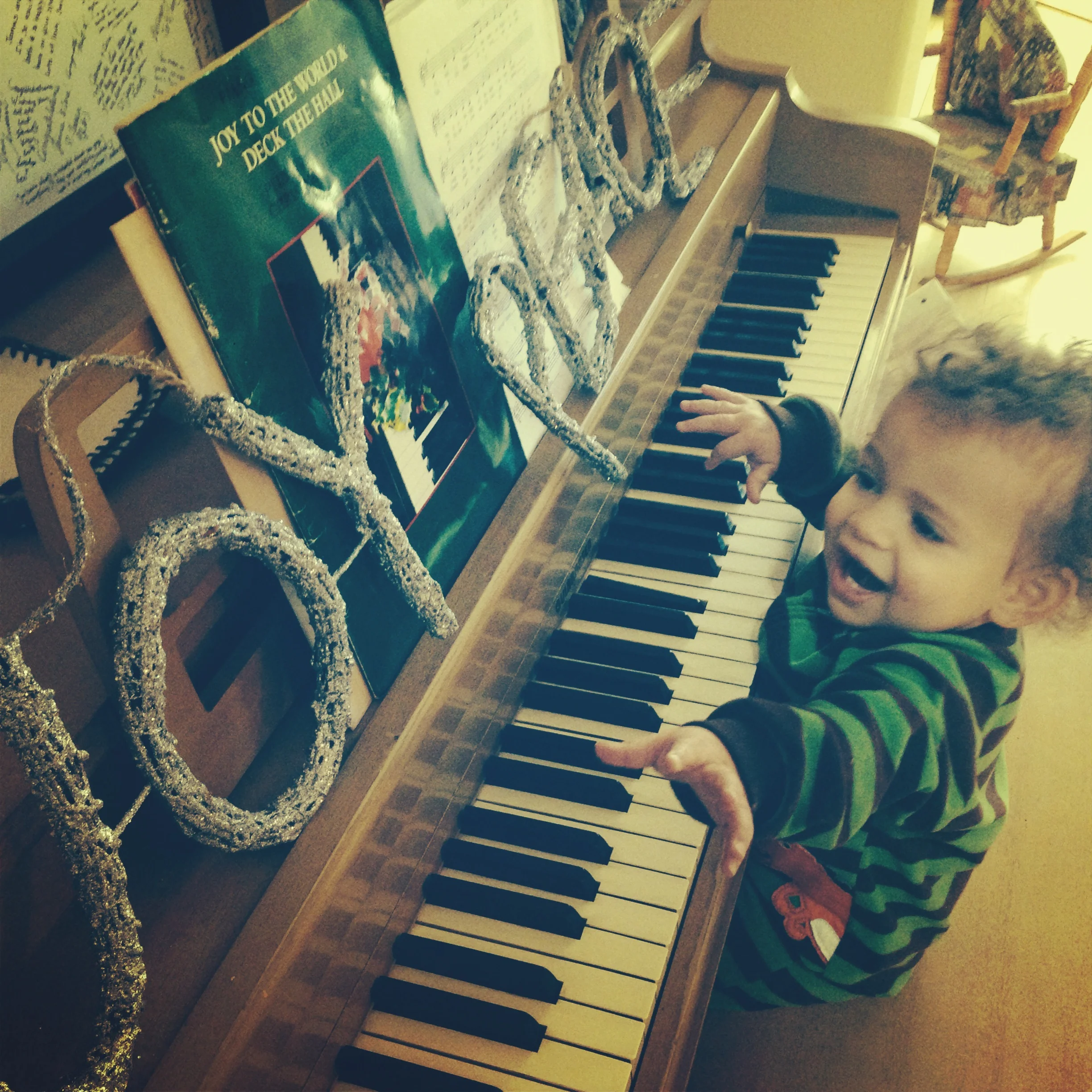 de(tales): grandma's piano 