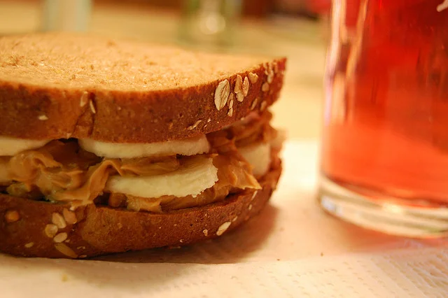 de(tales): peanut butter and banana sandwich