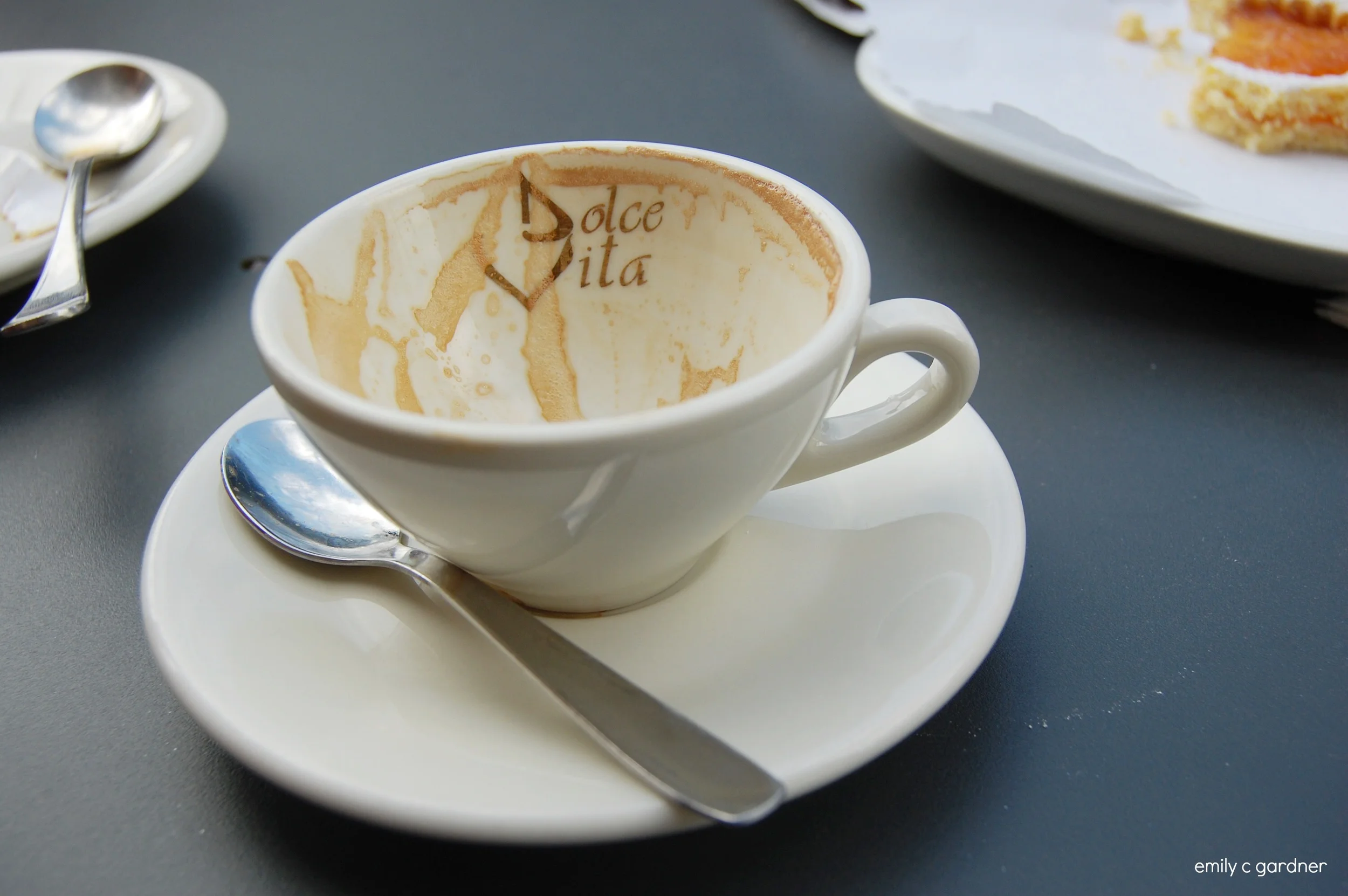 de(tales): dolce vita