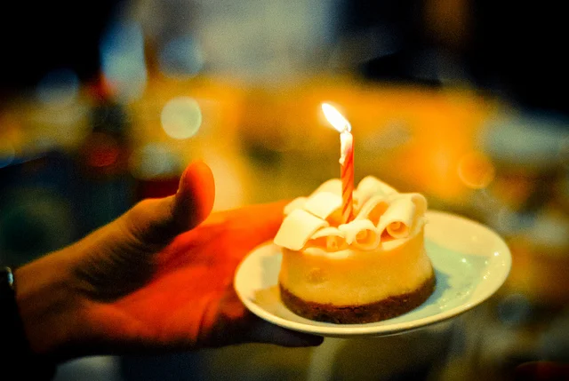 de(tales): birthday cake