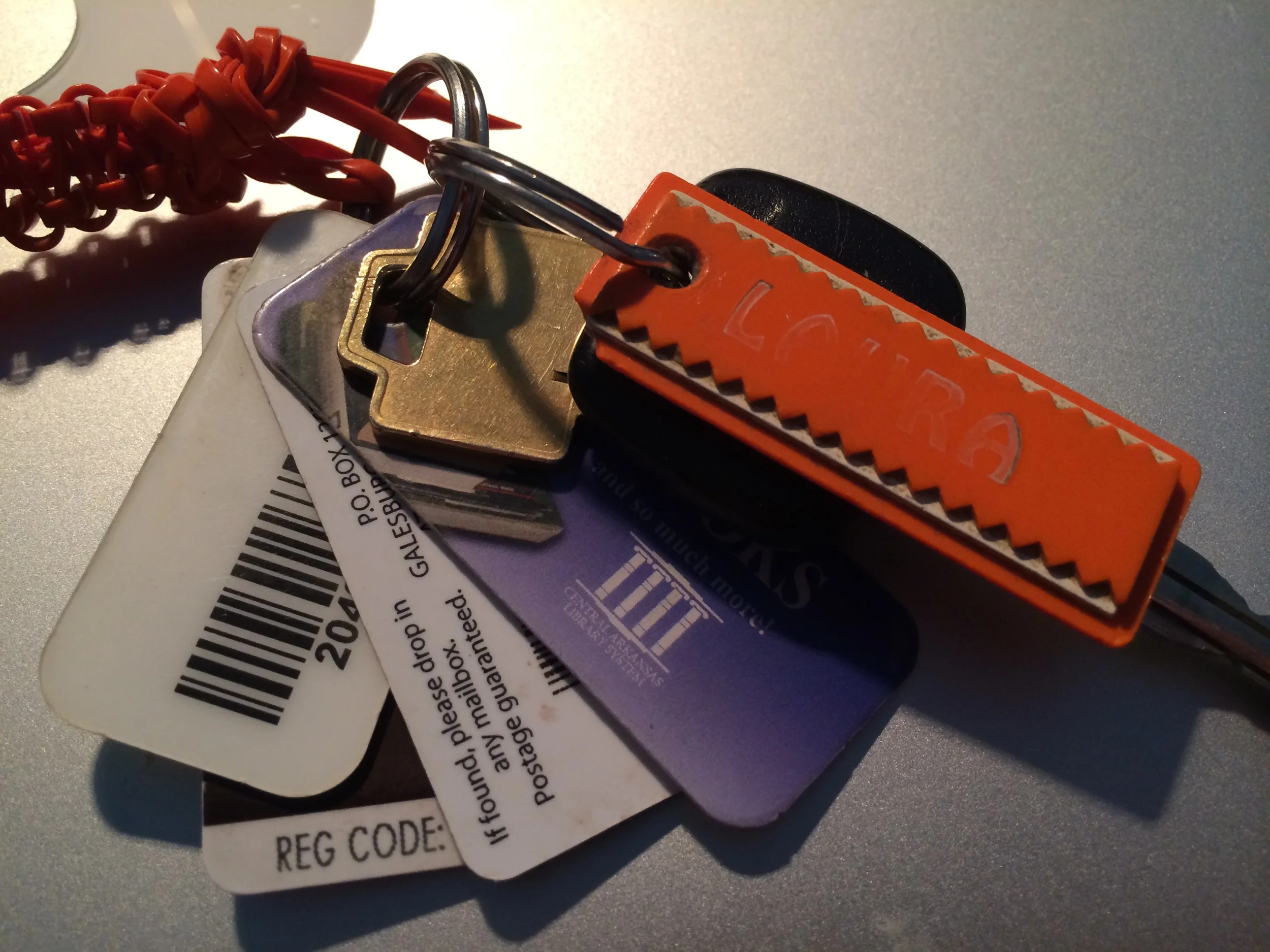 de(tales): orange keychain