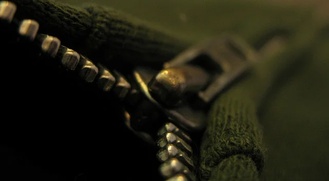 de(tales): green sweatshirt