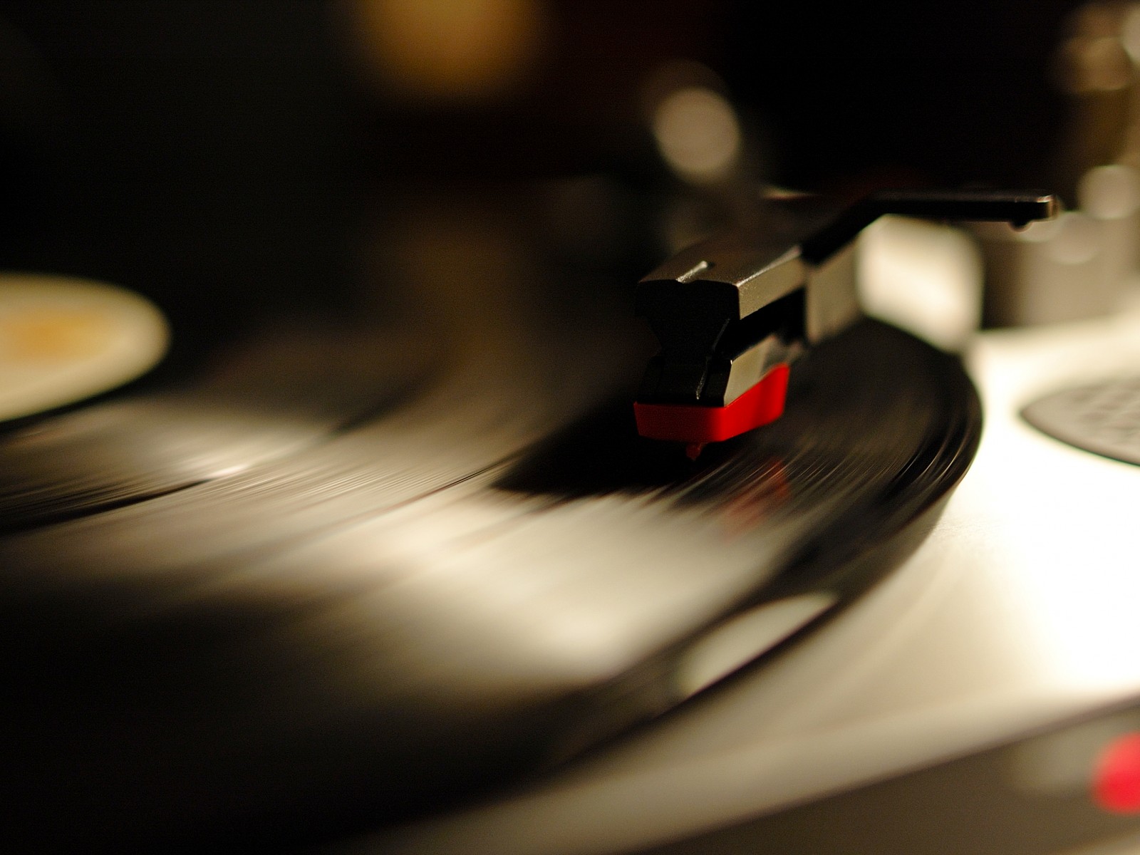 Gramophone-record-gramophone-record-record-phonograph-record-vinyl-record-1600x1200
