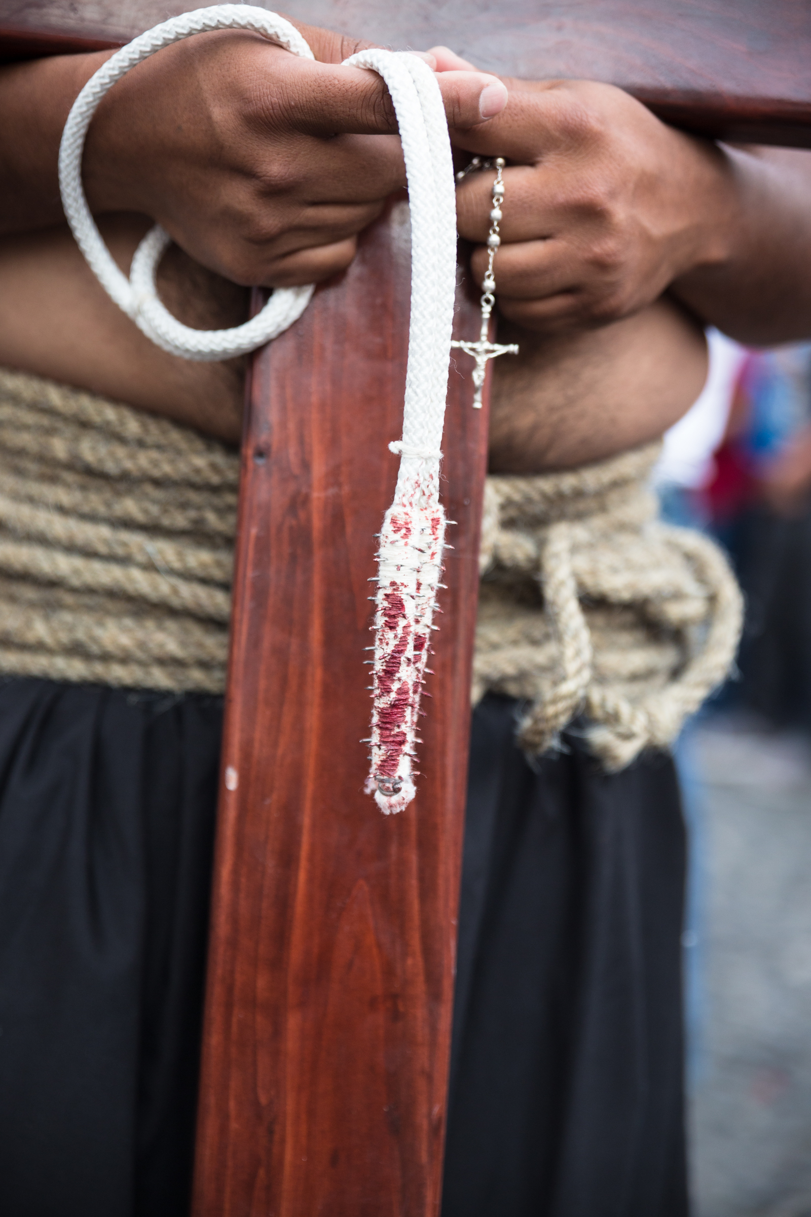   Los Flagelantes, con el torso descubierto, cargan una pesada cruz de madera, un rosario en una mano y en la otra una disciplina con la que se flagelan continuamente. La disciplina es el instrumento de tortura con el que mortifican y latigan sus esp