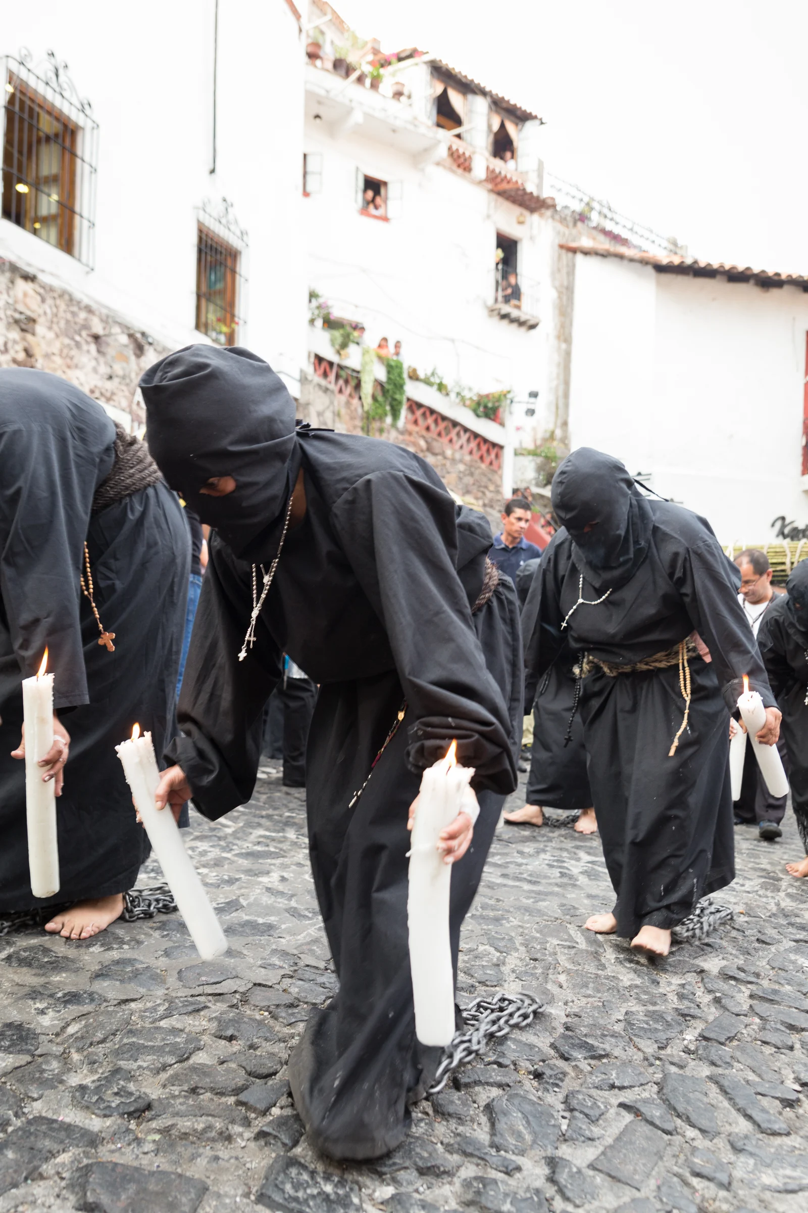 Caminando como almas en pena, las Ánimas van cubiertas de negro, descalzas y completamente encorvadas. Algunas llevan en sus antebrazos un crucifijo de madera y un rosario; otras, cirios encendidos en ambas manos. Atadas a sus tobillos, arrastran cadenas de hasta diez kg., produciendo un sobrecogedor y tétrico sonido.