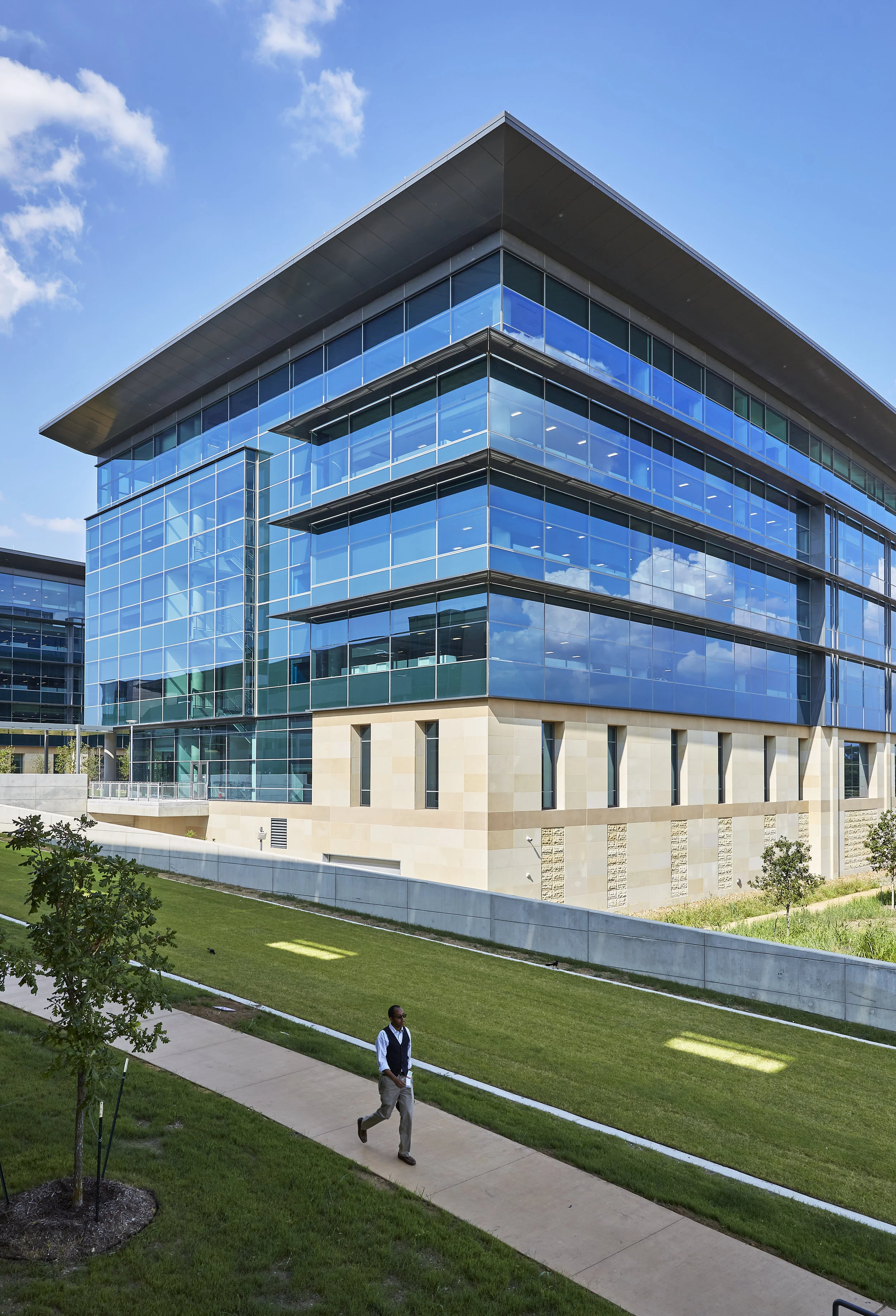 Toyota_Ext_001 2.jpg