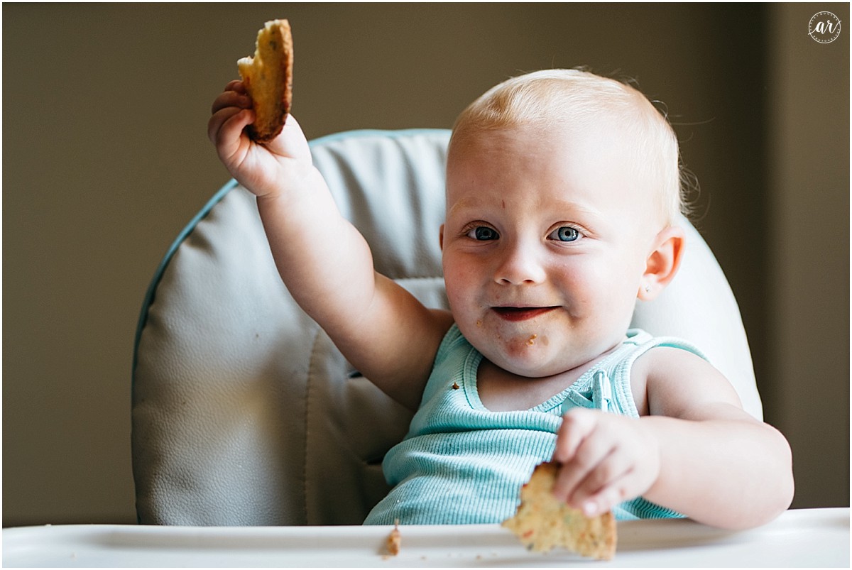 That's bread... No, that's a COOKIE! Kenzie Bear is eatin a cookie!