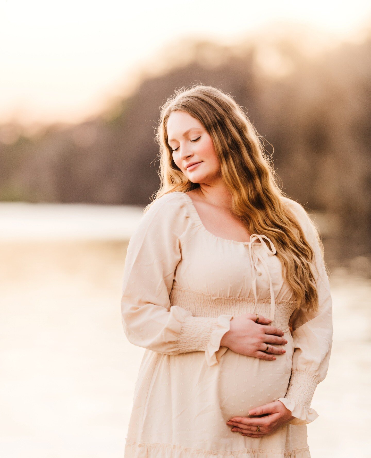 My feed's been buzzing with adorable kiddos and beautiful families lately, but rest assured, I'm still capturing those precious belly moments and the magic of newborns! January and February are all booked up for newborn sessions, but I can make room 